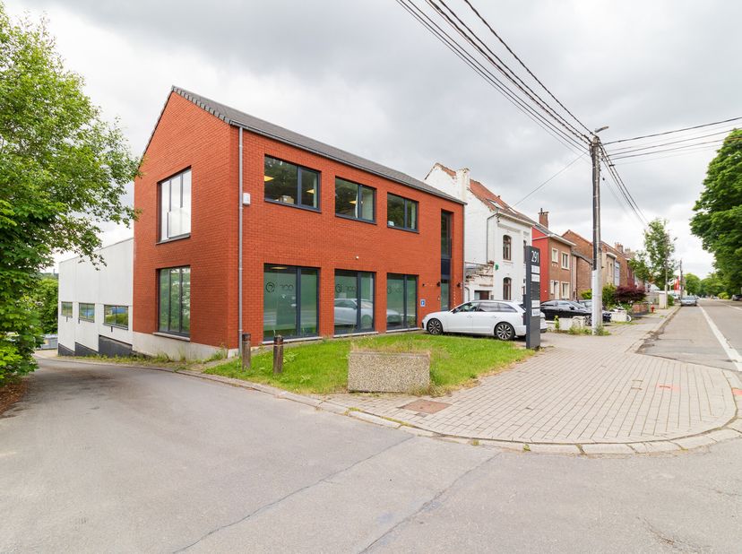 Superbe opportunité à Wavre | Bâtiment très récent totalisant 343 m² | Le bâtiment de bureaux à l&#039;avant propose une superbe visibilité sur la chaussée