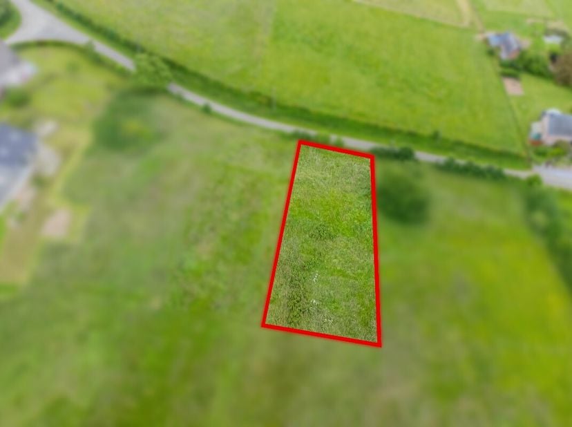 Het ERA B-LUX makelaarskantoor heeft het genoegen u deze prachtige bouwkavel van meer dan 10 are aan te bieden, gelegen in het charmante dorpje Forges