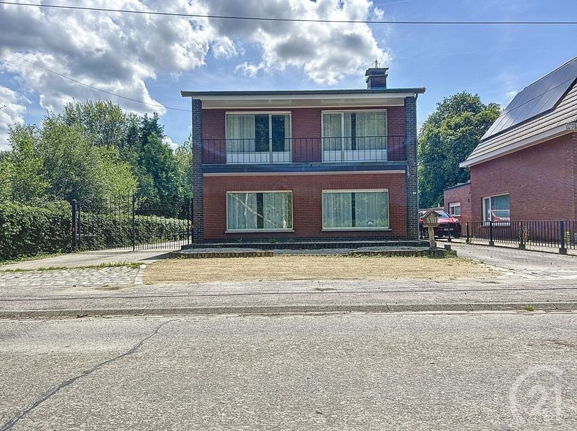Ruime woning met groot magazijn en kantoorruimte nabij het centrum van Schriek.&lt;br /&gt;
De woning heeft op het gelijkvloers een inkomhal met gastentoile