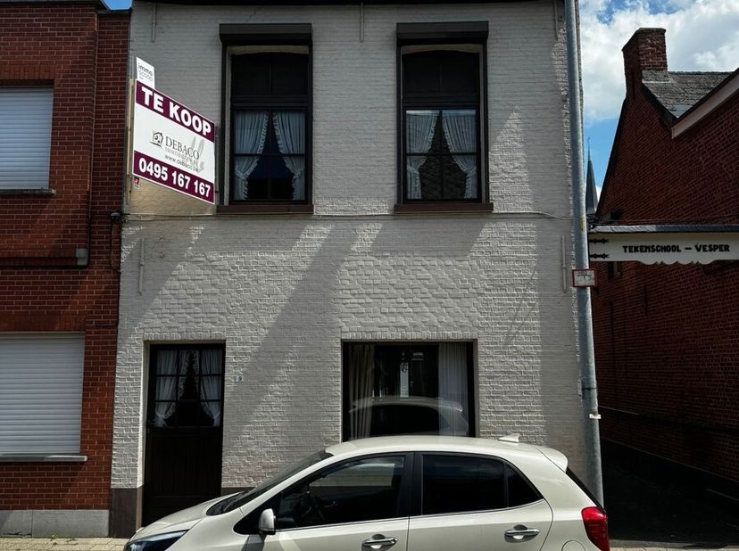 Te renoveren woning, hartje centrum&lt;br /&gt;
Deze half open bebouwing bestaat op de gelijkvloerse verdieping uit een inkomhal, ruime woonkamer, keuken, b