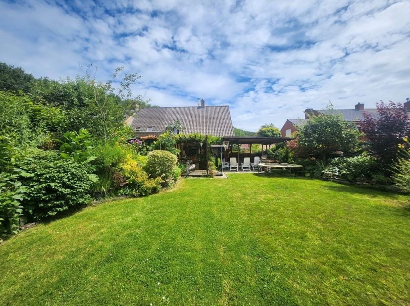 Deze goedgelegen koppelwoning is volledig instapklaar en is heel praktisch ingedeeld. Inkomhal, zeer lichtrijke living met zit- en eetruimte, een apar