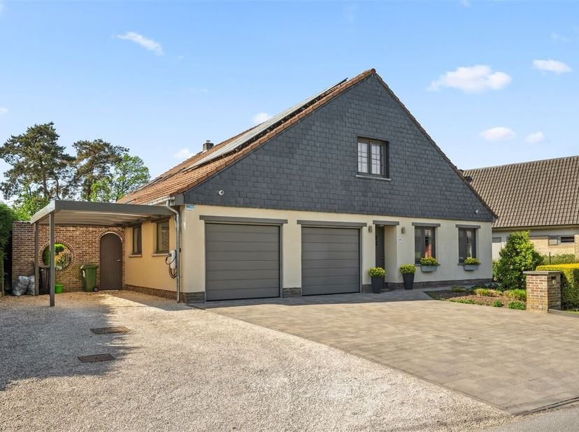 Wie wil genieten van de nieuwste technieken voor energiebeheer, vindt hier zijn gading. De woning beschikt over een batterij van 13,8 kWh (SolarEdge),