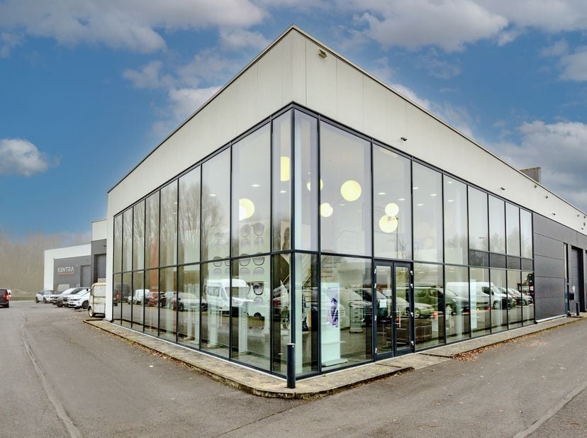 Deze instapklare KMO-unit, gebouwd in 2012, biedt een unieke combinatie van moderne uitstraling, praktische indeling en een uitstekende locatie. Ideaa