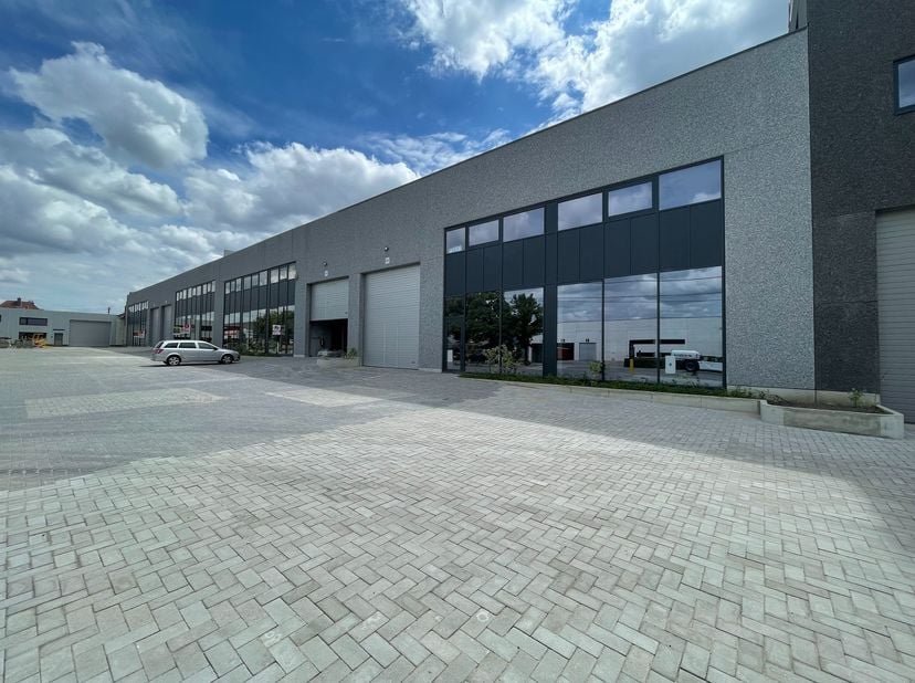 Nieuwbouw bedrijfsruimtes te huur met een oppervlakte van 1.100m².&lt;br /&gt;
Dit omvat een opslagruimte van 674m², een showroom van 212m² en kantoren van