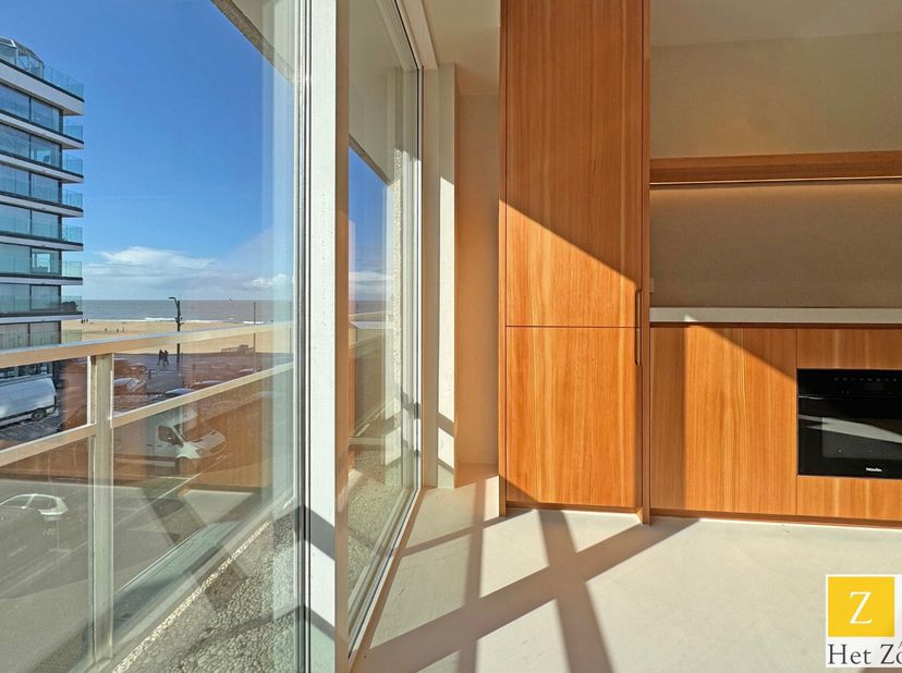 Appartement magnifiquement rénové situé à De Wielingen, à côté de la digue Het Zoute, avec une vue latérale charmante sur la mer. Cet appartement déga
