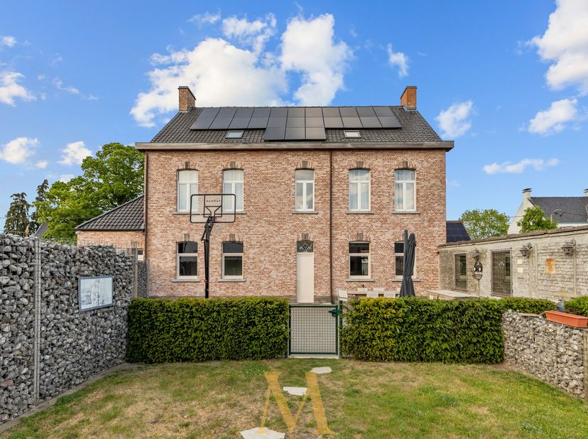 Cette élégante maison de maître entièrement rénovée bénéficie d’un emplacement privilégié entre Sint-Eloois-Vijve et le centre de Waregem.&lt;br /&gt;
Dispo