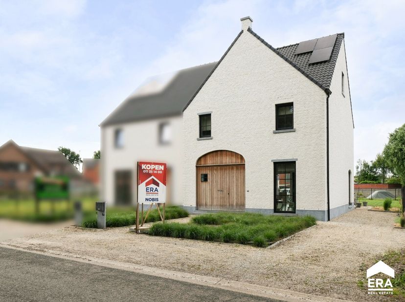 Prachtig afgewerkte ééngezinswoning in landelijke stijl, residentieel gelegen tussen Zonhoven en Hasselt op een perceel van 5are.Deze BEN-woning heeft