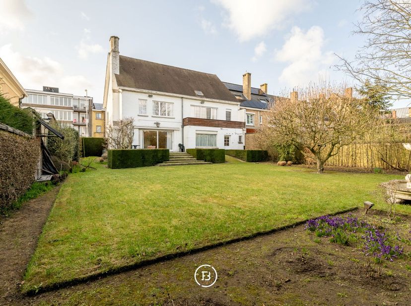 Située sur un généreux terrain orienté plein sud denviron 700 m², cette imposante villa de ville se trouve dans lun des quartiers les plus prisés de B