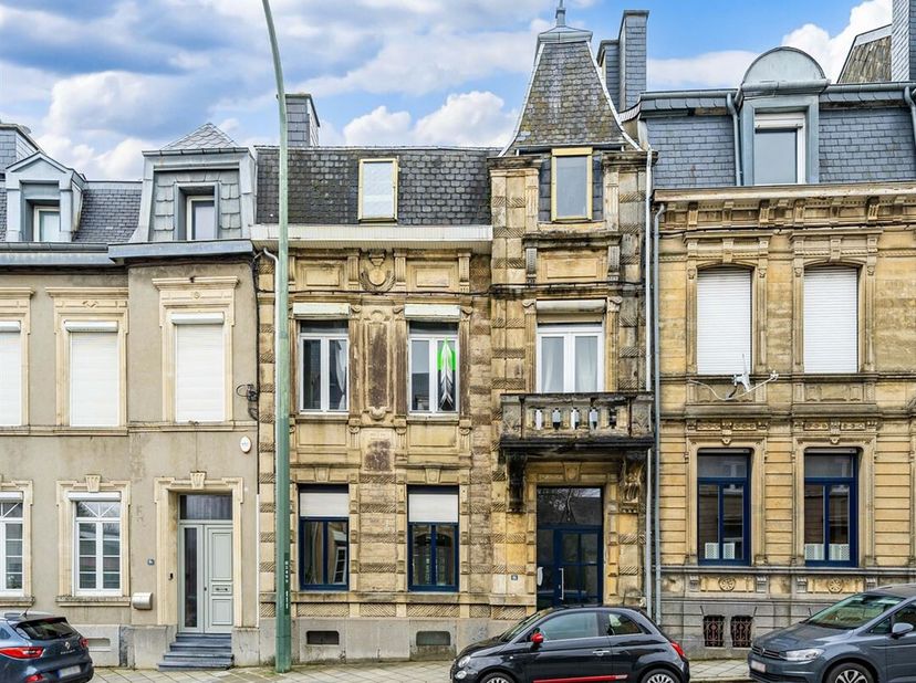 W Immobilière vous propose à Arlon, une splendide maison de maître deux façades avec jardin. Le bien se compose comme suit: niveau -1: caves avec chau