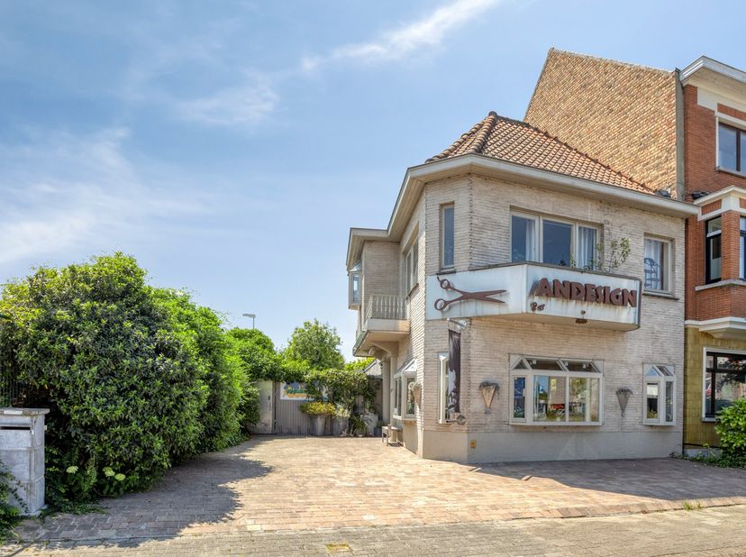 Op een uitstekende locatie langs de vlot bereikbare Blankenbergse Steenweg, net buiten het centrum van Brugge, bevindt zich deze ruime en multifunctio