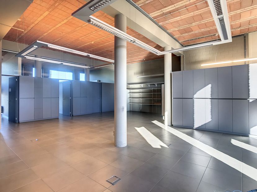 Bureau prêt à l&#039;emploi d&#039;environ 150 m² à louer à Courtrai. Le bureau est situé sur le site de Pottelberg et se trouve à proximité de différentes rout
