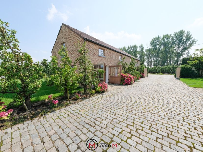 De woning in de Winkelveldstraat 4A in Ransberg is gelegen op een unieke locatie, omringd door weelderige fruitbomen en natuur. Deze idyllische omgevi