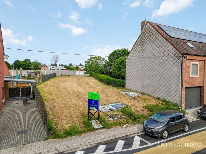 Ontdek deze gunstig gelegen bouwgrond van 751m² in het hart van Sint-Lodewijk. Dankzij de centrale ligging geniet u van een vlotte bereikbaarheid en b