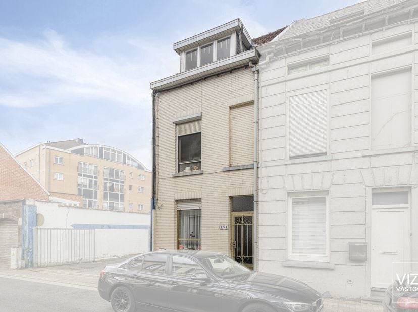 Bent u op zoek naar een instapklare investering met directe opbrengst? Deze charmante woning met twee slaapkamers en stadstuintje, gelegen in het cent