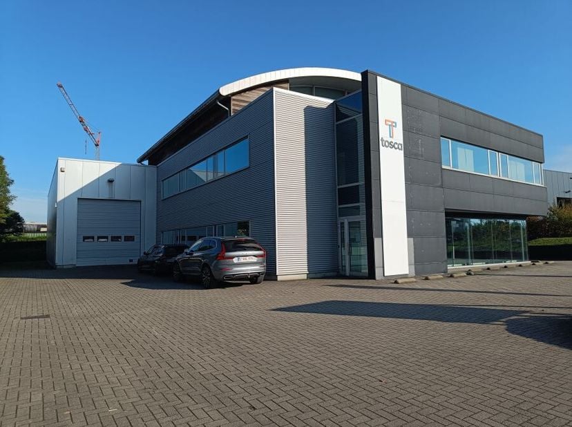 Industrieweg 1, 2630 Aartselaar | kantoor (3 units, 1282 m²) - magazijn (1 unit, 398 m²) - terrein (1 unit, 2578 m²) - parking (2 units, 43 pl)