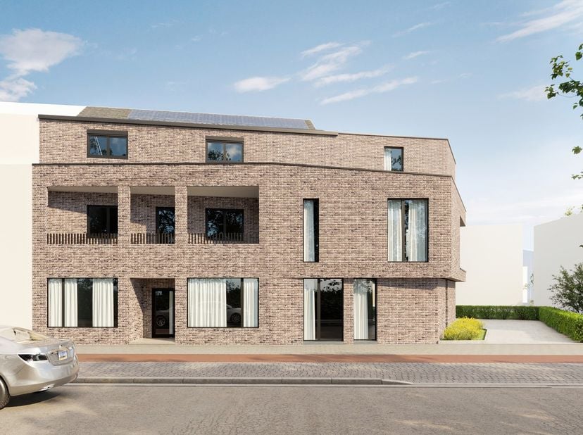Dit ruime triplex appartement heeft 2 terrassen, waarvan 1 overdekt met avondzon.&lt;br /&gt;
&lt;br /&gt;
Op het gelijkvloers is er naast de gemeenschappelijke i