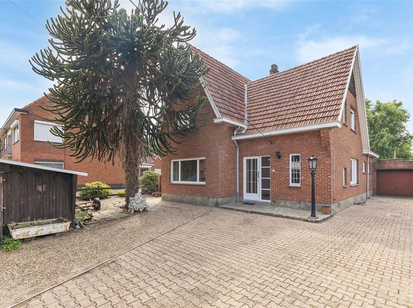 Ben je op zoek naar een rustig gelegen woning met eindeloze mogelijkheden?&lt;br /&gt;
Dan is deze woning de kans waar je naar zoekt!&lt;br /&gt;
Met een mooie pe