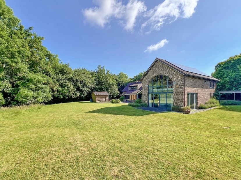 Verscholen op eigen terrein, beschut tegen alle overlast en onopgemerkt, combineert deze prachtige cottage-stijl villa de charme van het verleden met
