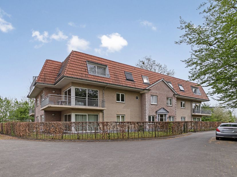 Ben je op zoek naar een ruim instapklaar appartement met 3 slaapkamers, garage, parkeerplaats en berging? Dan is dit appartement in Wetteren zeker iet