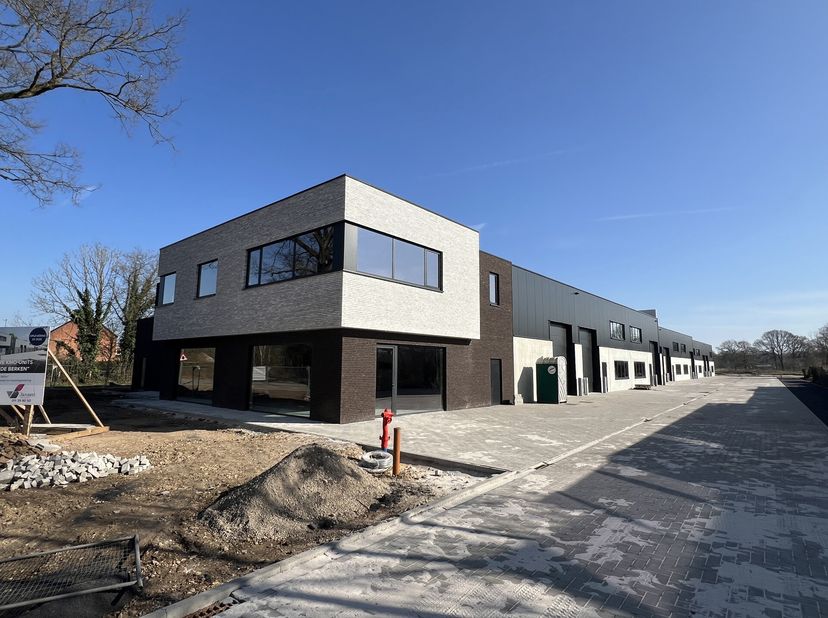TE HUUR:&lt;br /&gt;
KMO-Unit in project De Berken van 302m² gelegen op een AAA-locatie langsheen de Houthalenseweg. Deze unit bestaat uit een hal van 302m²