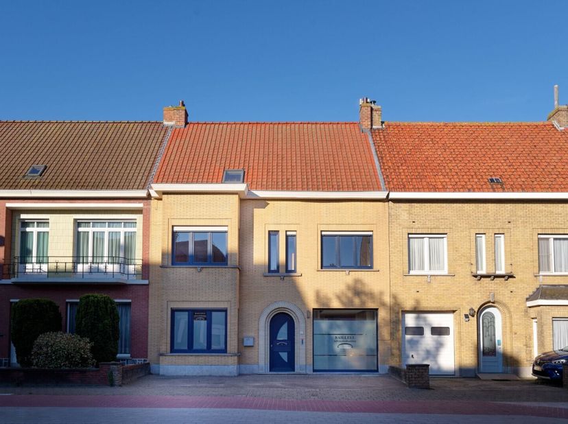 Burgerwoning, op 100 meter van de kaai, ruim gelijkvloers, vijf (5) slaapkamers, 2 badkamers waarvan één met douche, recent vernieuwd dak, zuidgericht