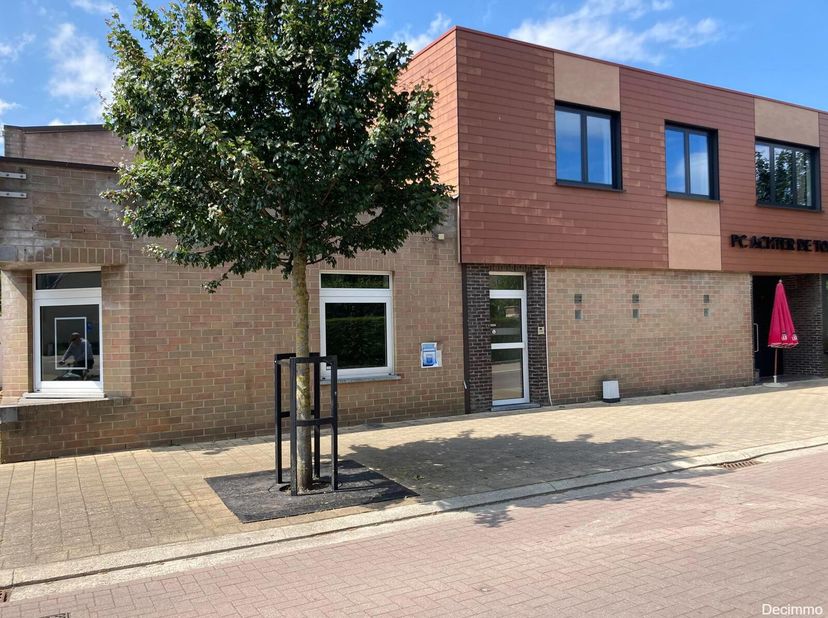 Mooie handelsruimte bestaande uit 3 delen, gelegen aan het parochiecentrum van Balen.&lt;br /&gt;
Deze ruimte kan gebruikt worden voor een kantoor, dienstve