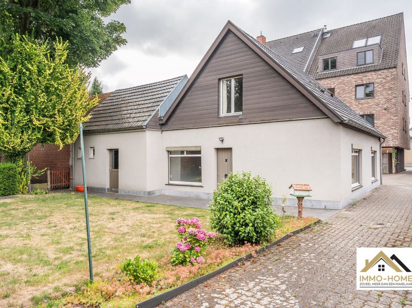 Deze te renoveren woning bevindt zich middenin de dorpskern van het levendige Lochristi met al zijn voorzieningen en ontspanningsmogelijkheden, zonder