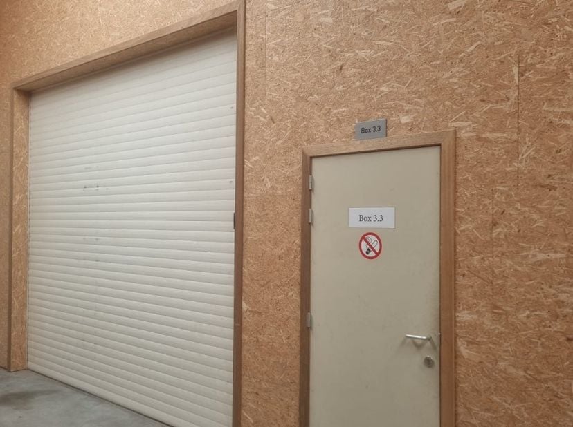 Industriële ruimte te huur in Otegem - 85m²  (15 x 5,6 m)&lt;br /&gt;
goed geïsoleerd,&lt;br /&gt;
afmeting poort: 3 x 3,6 m hoog&lt;br /&gt;
alarm&lt;br /&gt;
sanitair&lt;br /&gt;