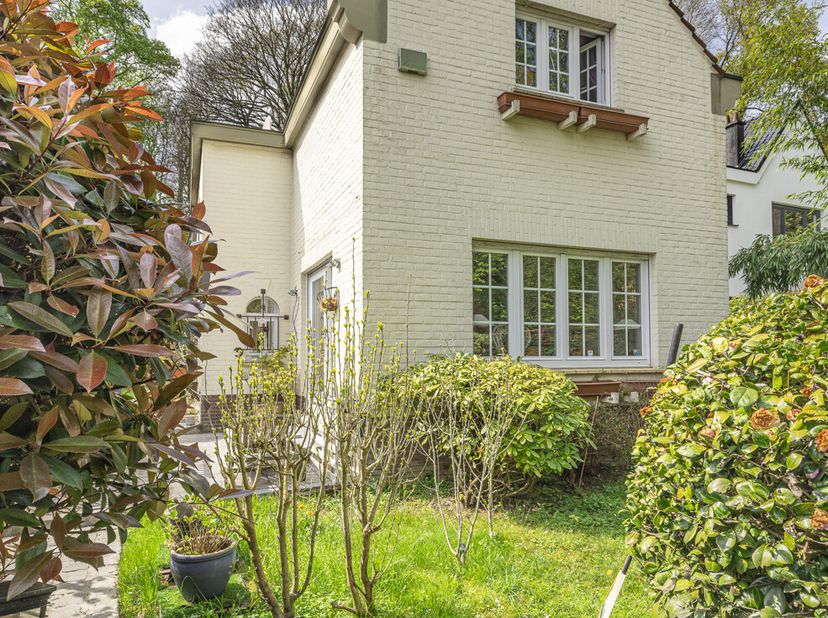 Charmante gezinswoning  instapklaar en rustig gelegen&lt;br /&gt;
In een rustige residentiële wijk, omgeven door groen, ontdek je deze charmante woning !&lt;br