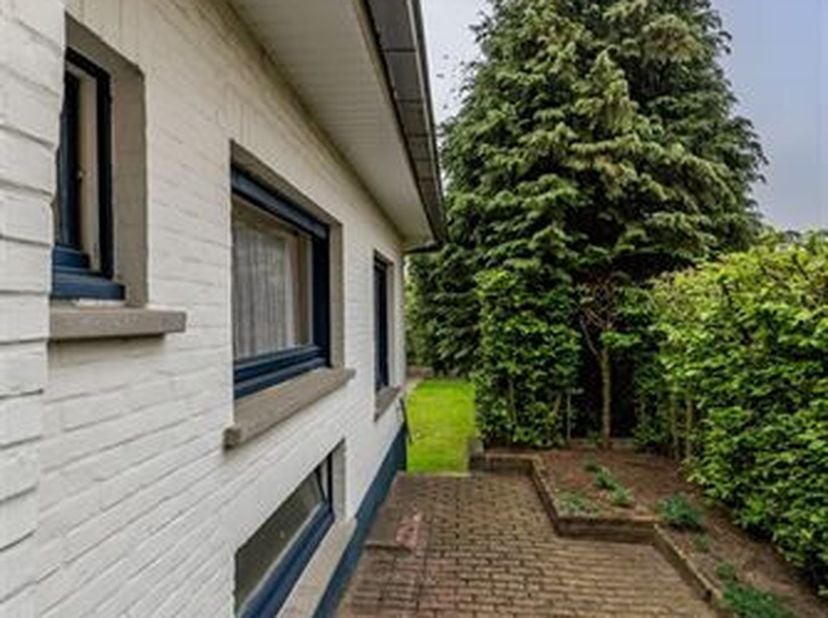 Charmante, goed onderhouden woning op 5a50ca met zuidgerichte tuinzijde. Het gaat om een traditioneel gebouwde bungalow (alles gelijkvloers met 2 slpk