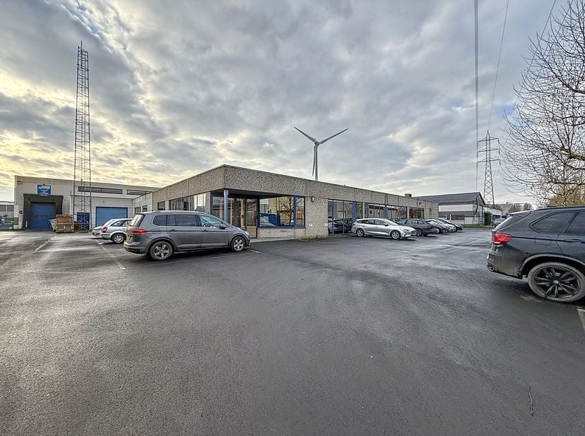 Modern kantoorgebouw te huur op het bedrijventerrein in Ieper. Het pand beschikt over stijlvolle burelen met een ruime oppervlakte van ca. 224 m².&lt;br