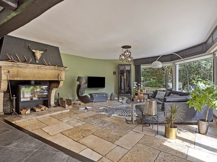 Deze unieke eigendom op ca 1,8ha vormt de uitgelezen kans voor wie graag ruim, luxueus en groen woont. Met zijn unieke ligging naast een natuurgebied,