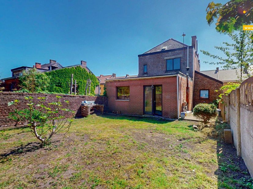 Avis aux investisseurs : opportunité à ne pas manquer !À vendre à Haine-Saint-Pierre (7100), spacieuse maison unifamiliale à rénover entièrement, avec