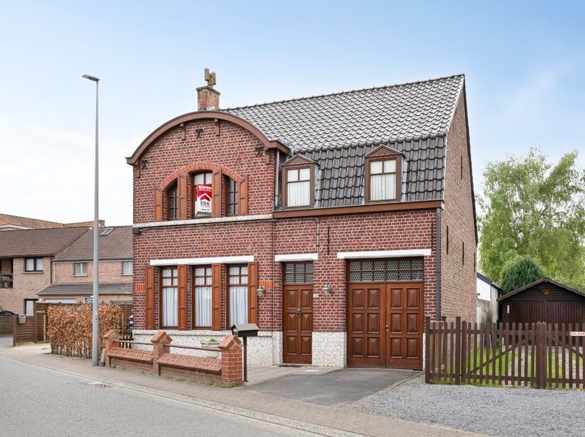 Maison agréable à rénover à vendre à Olsene avec un grand jardin Cette maison située au centre dOlsene a beaucoup à offrir. Lemplacement est excellent