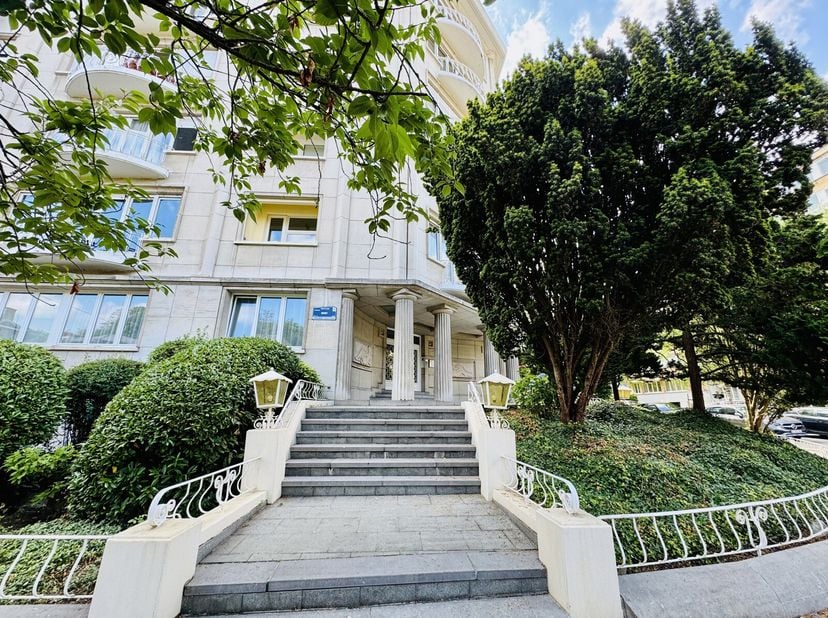 Te ontdekken op Victoire-Junot:Roosevelt/ULB wijk, in een klassiek gebouw, prachtig appartement in perfecte staat van +/- 110 m² met terras op het zui