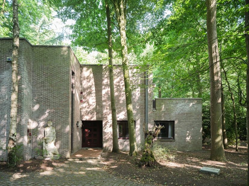 Architecturale villa op een perceel van 2.008 m² in het pittoreske Deurle.&lt;br /&gt;
 &lt;br /&gt;
Deze unieke villa, gebouwd in 1977 en ontworpen door het gere