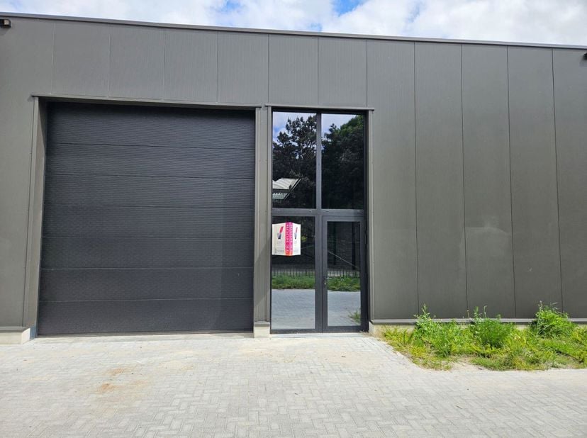 TE HUUR - KMO-unit van 350 m²&lt;br /&gt;
Deze KMO-unit ligt in Tessenderlo-Ham aan de Ambachtsstraat 3 op vier minuten van de E313. De unit is nagelnieuw.&lt;