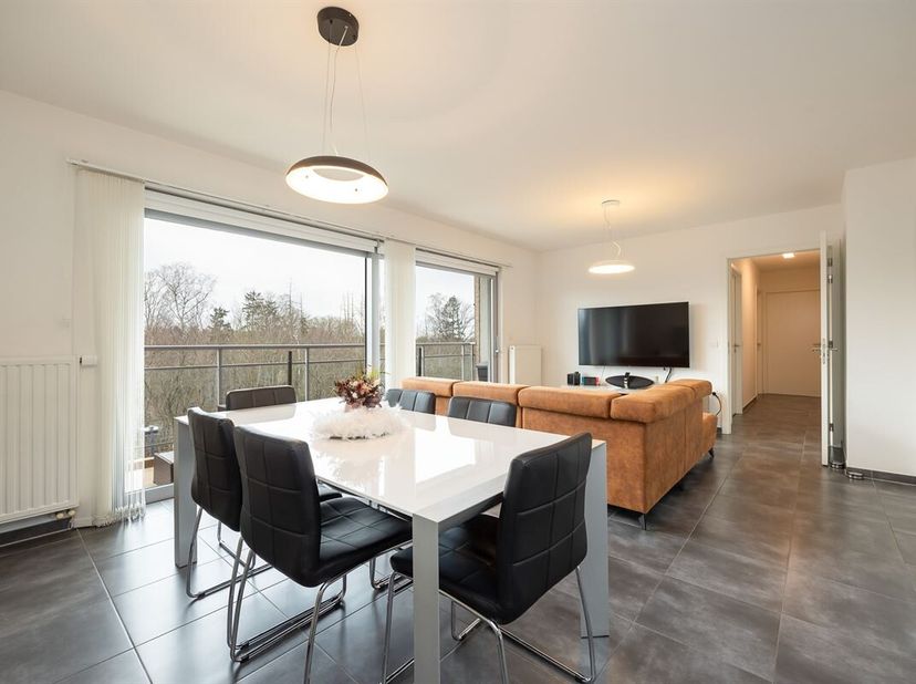Het appartement is gelegen in de nabijheid van winkels, scholen, openbaar vervoer en belangrijke verbindingswegen (A12-E19). Dit instapklare en energi