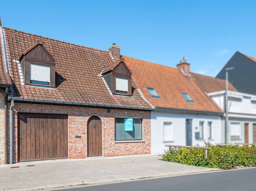 Op de grens van Heule en Gullegem vind je deze charmante gezinswoning met 3 slaapkamers, perfect voor een jong gezin. De woning ligt op een mooi perce
