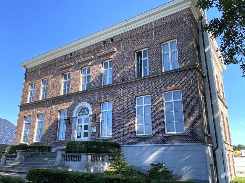 288,23m² kantoorruimte op eerste verdieping van voormalige directeurswoning (neoclassistische stijl)&lt;br /&gt;
Ligging: op de hoek van de Wondelgemkaai, Z