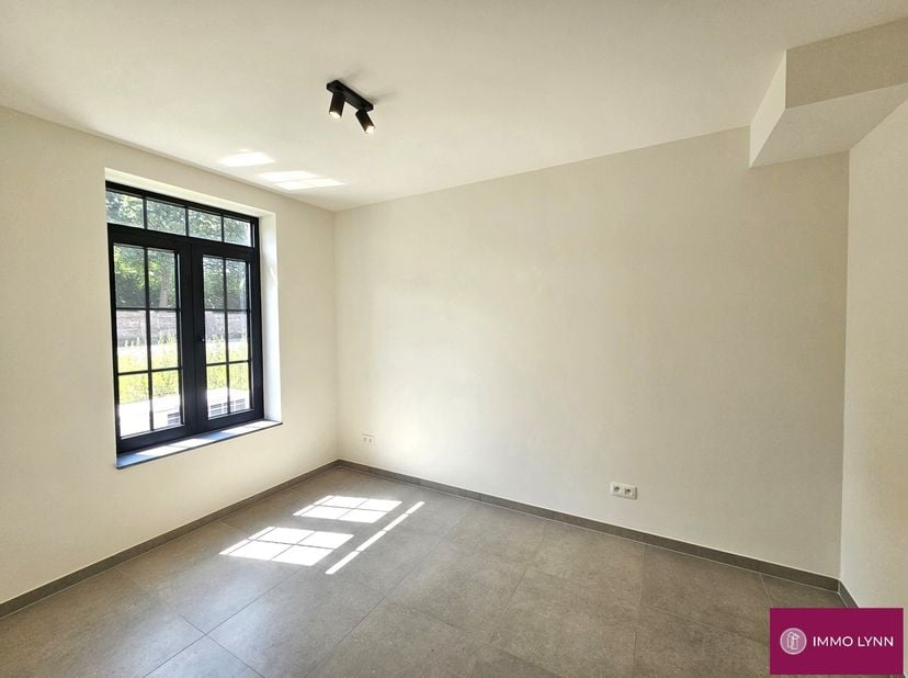 Nieuwbouwproject in centrum Kampenhout  gelijkvloers appartement met 1 slaapkamer.&lt;br /&gt;
Indeling: woonkamer met open uitgeruste keuken, berging, slaa
