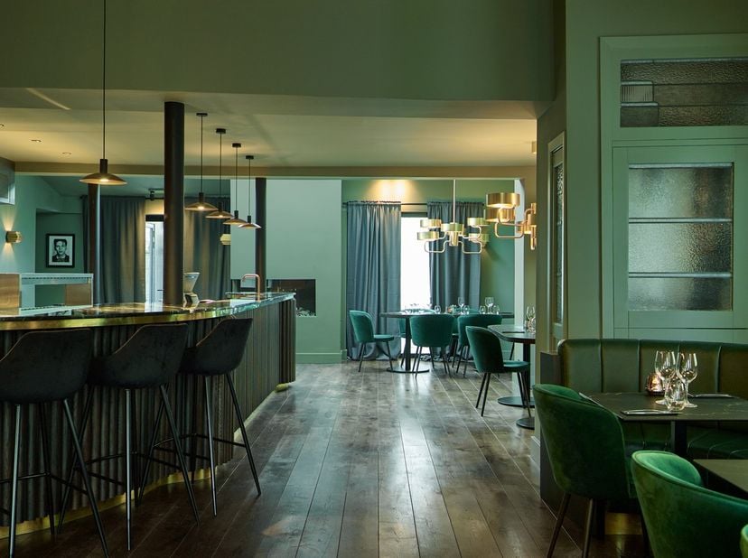 In het schilderachtige Oud-Rekem, uitgeroepen tot het mooiste dorp van Vlaanderen, ligt dit volledig ingerichte fine dining restaurant. Gelegen aan de