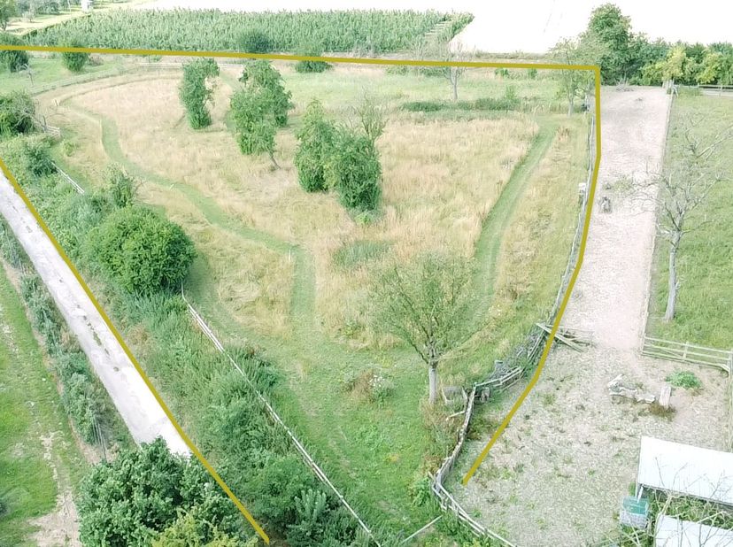 Op zoek naar een ideale plek voor je paarden? Deze ruime en volledig omheinde paardenweide van 68a 17ca biedt alles wat je nodig hebt. Gelegen in een