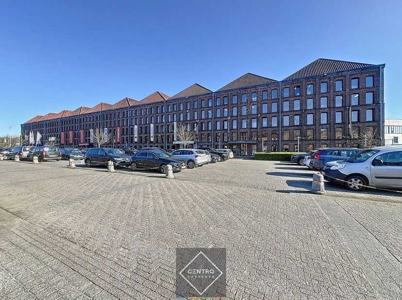 Benaderende OPPERVLAKTEN:&lt;br /&gt;
Polyvalente kantoorruimte van maar liefst 725 m² en voorgevelbreedte van ± 40m!&lt;br /&gt;
&lt;br /&gt;
INDELING:&lt;br /&gt;
Gelijkvlo