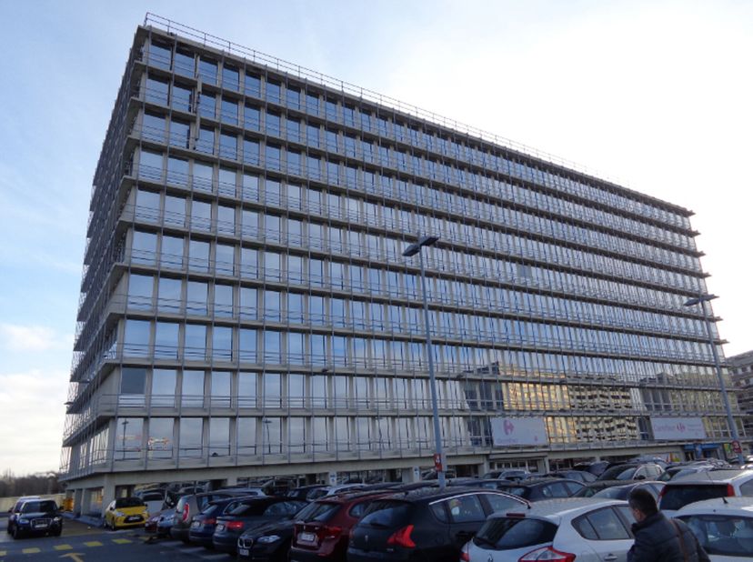 Plateau moderne à louer dans le centre d&#039;Evere. Idéalement situé à 2 minutes de la gare et de la R21. L&#039;immeuble de bureaux est donc facilement access