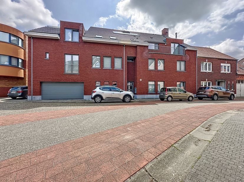 Spacieux appartement duplex récent, avec de belles vues depuis les pièces à vivre, situé à quelques pas de la place du marché de Kasterlee.