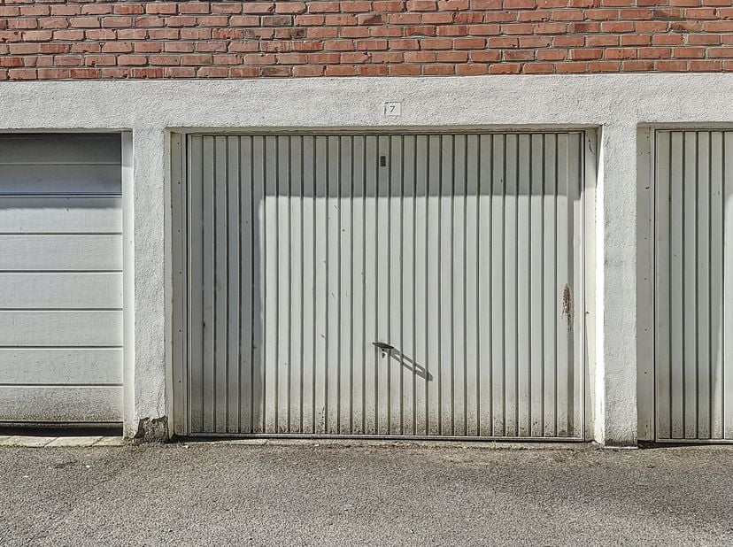 Garage nr. 6, toegankelijk via de inrit aan de Beheerstraat, bevindt zich aan de achterzijde van de residentie &quot;Vanhoutte&quot;. &lt;br /&gt;
- Afmetingen garage