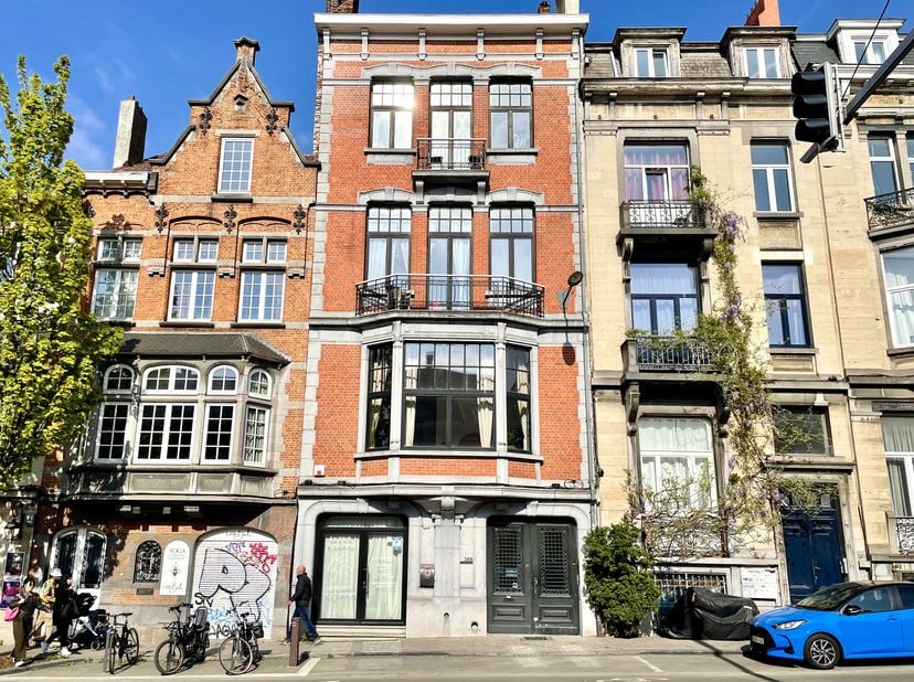 Trianon Invest vous propose ce bel immeuble de rapport, idéalement situé en face du projet Usquare (Casernes d&#039;Ixelles). Proche des campus universitai