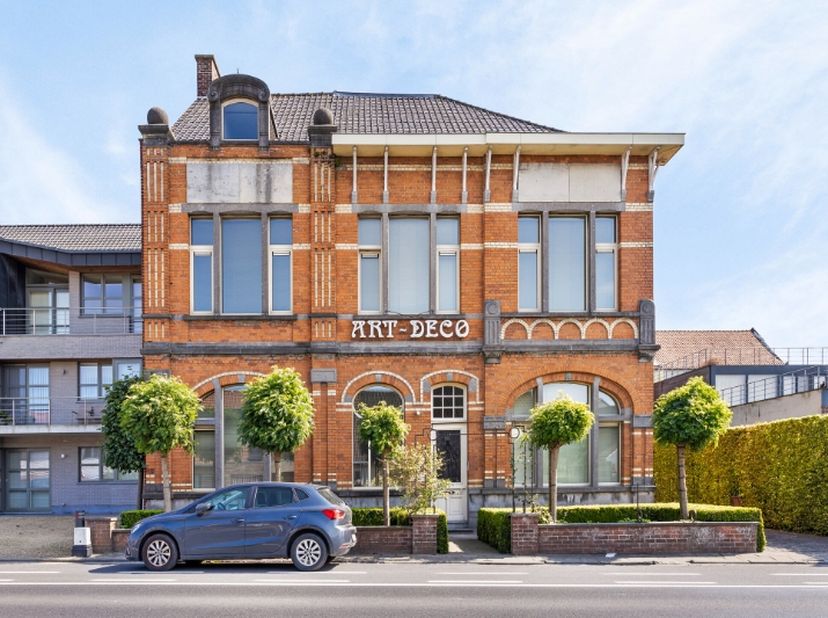 Ardooie, Historische directeurswoning van de voormalige olieslagerij Baert. Deze unieke woning heeft maar liefst 400 m² leefruimte, een buitenzwembad