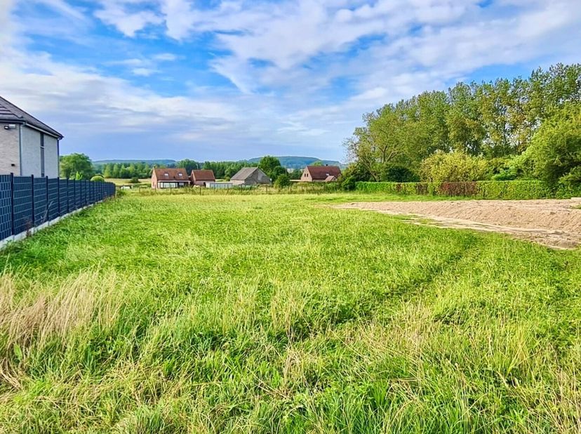 BEAU TERRAIN avec SUPERBE VUE! 1271m2, pour la construction de VILLA. SUPERBE VUE, et situé au calme. 20,5m de largeur.
